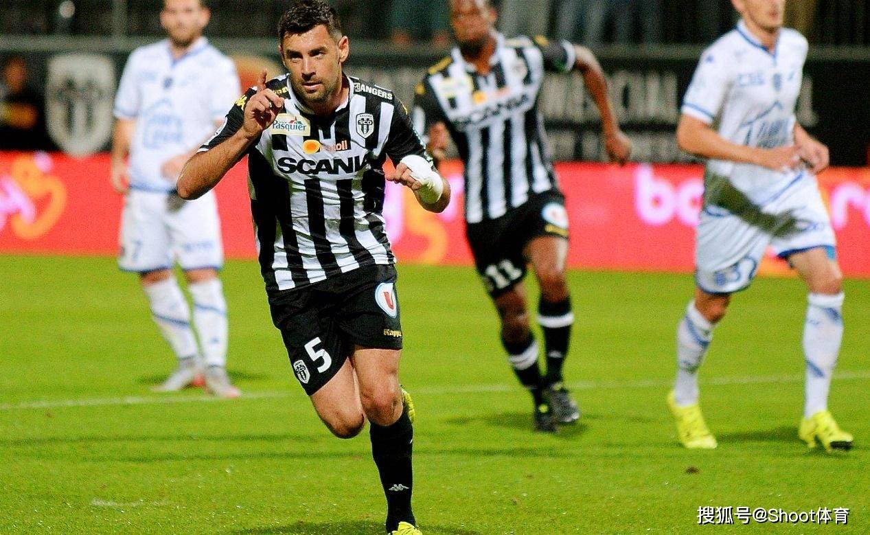 包含里昂迎德甲关键赛，赛前刷新队史纪录，赛场秩序良好，赛程密集仍需轮换的词条