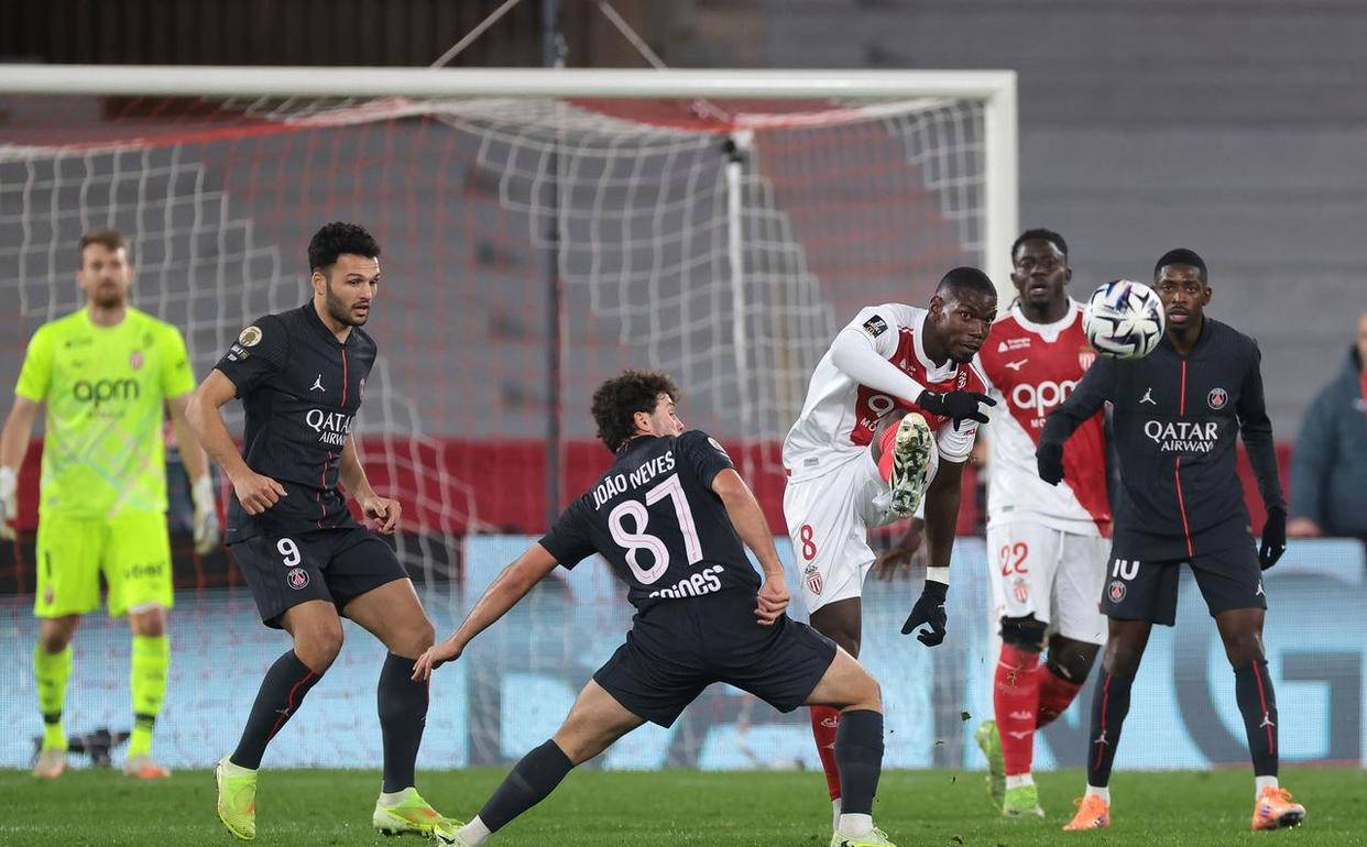 包含赛前法甲焦点战；托特纳姆造点机会；气氛紧张；控场能力受关注的词条